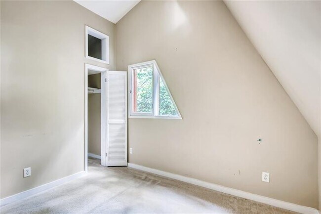 Building Photo - 522 Harold Ave NE
