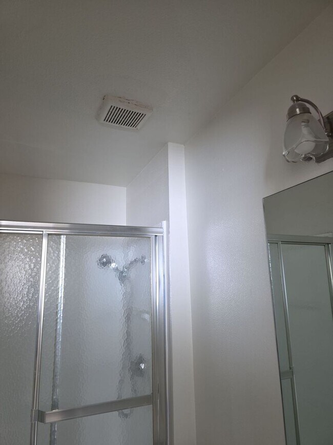 Building Photo - Spacious 2 Bed / 2 Bath Condo in San Berna...