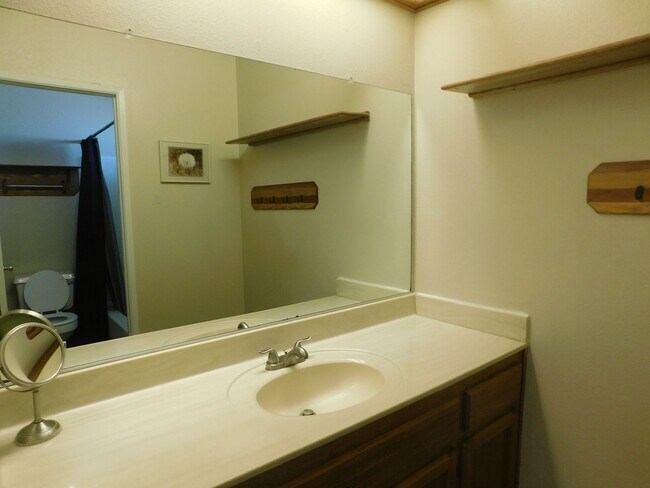 Building Photo - Spacious 3bd 2.5ba Quiet location.