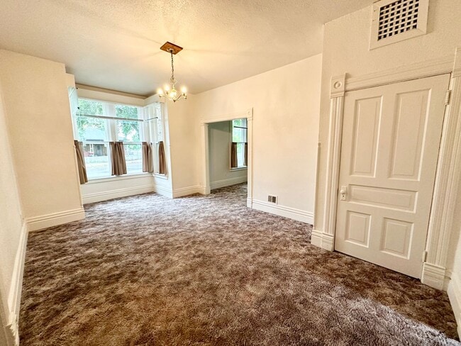 Building Photo - Charming 3 Bedroom Home Near Downtown Elle...