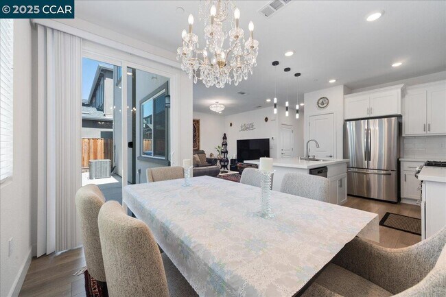 Building Photo - 300 Hideaway Ln