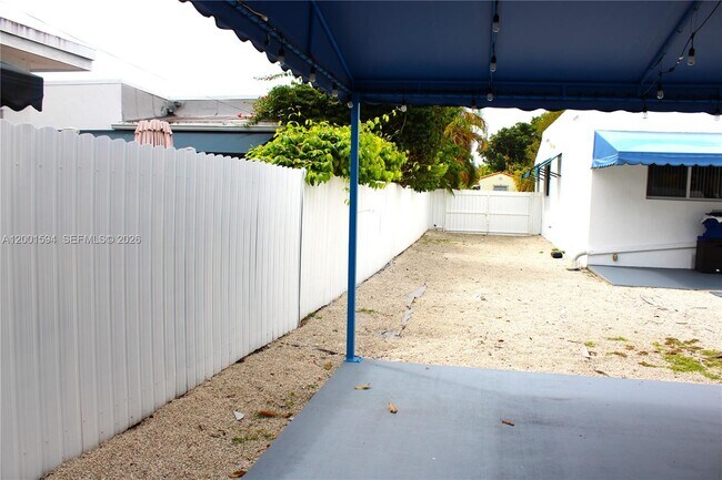 Building Photo - 2253 SW 10th St