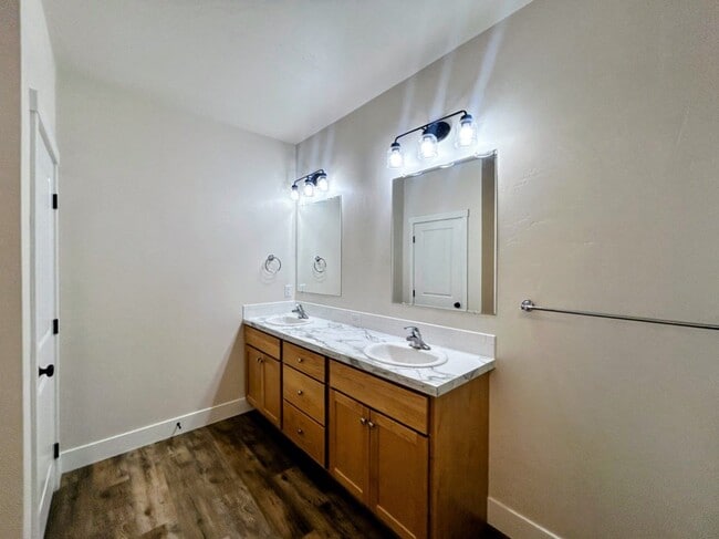 Building Photo - 929 Applewood Dr