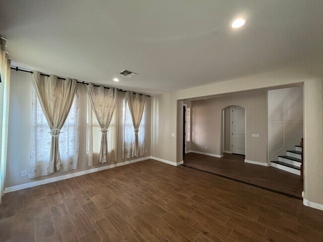 Building Photo - 5 Bedroom Home in the Montelena Neighborho...