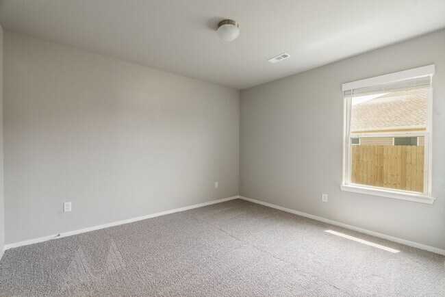 Building Photo - Like New 4-bedroom 2 bath Home in Lowell!!  Fenced Yard!