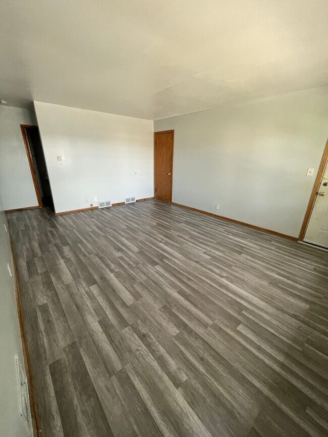 Building Photo - Large 3bed/1.5 bath unit!