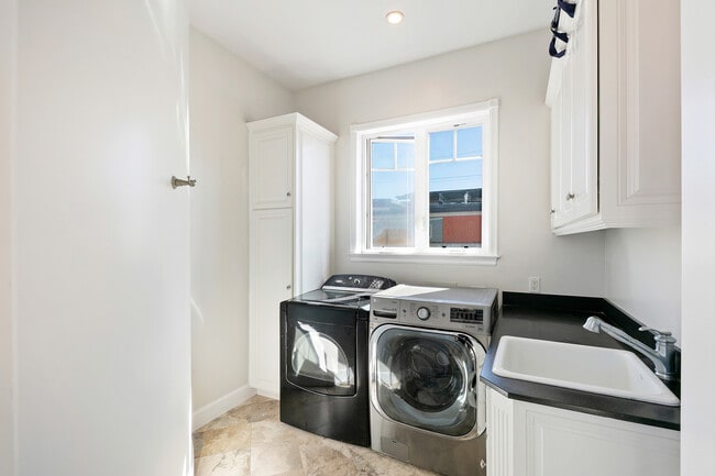 Building Photo - 328 9th St
