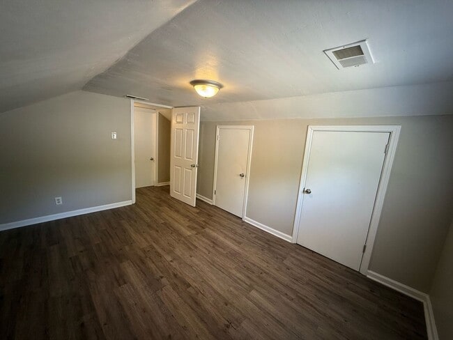 Building Photo - Great family-friendly home with 3 beds and...