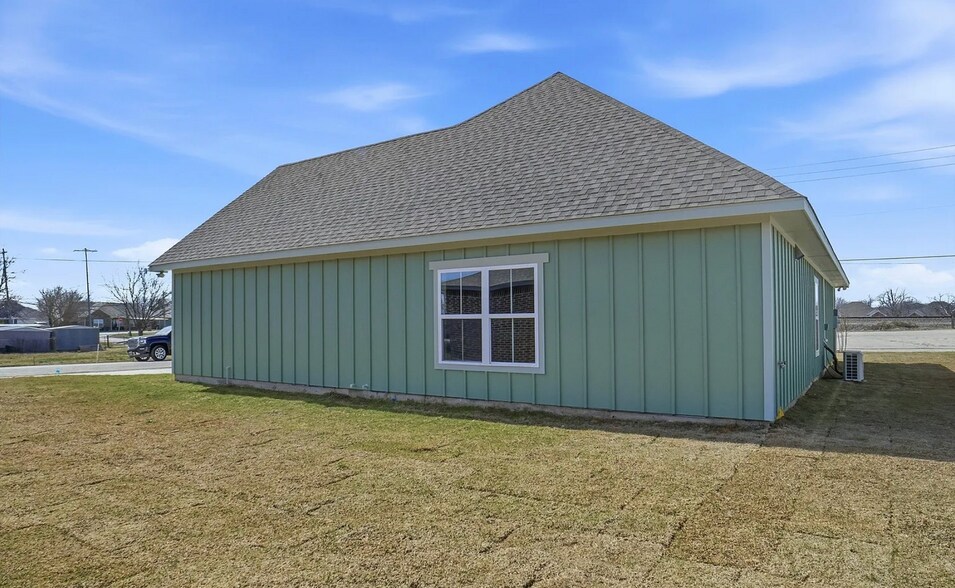Building Photo - 309 Railroad Ave