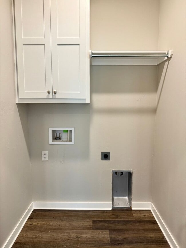 Building Photo - Large 2 Bed, 2 Bath in Beautiful Well Main...