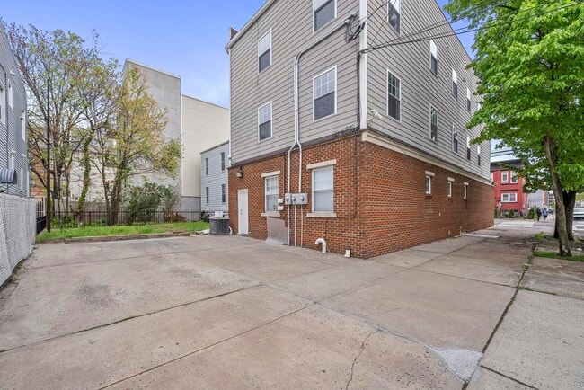 Building Photo - 282 St Pauls Ave