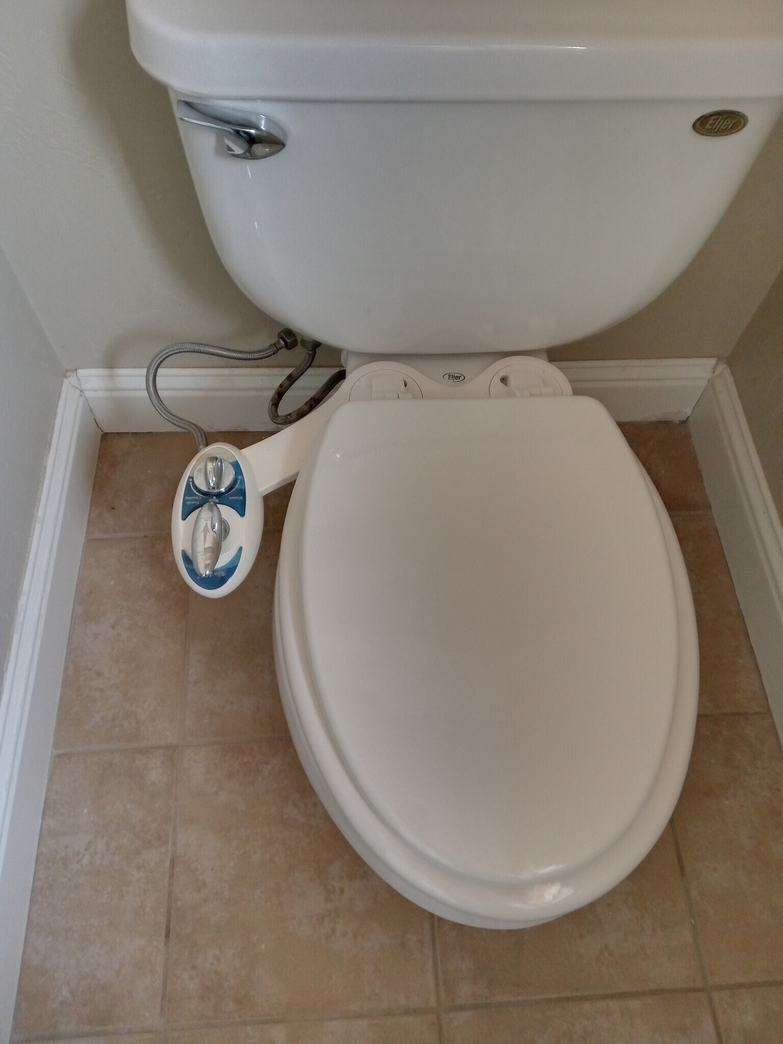 Master bathroom with LUXE Bidet NEO 180 - Dual Nozzle, Self-Cleaning, Non-Electric Bidet Attachment - 4413 Spyglass Dr
