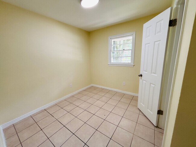 Building Photo - 6804 Anders Dr