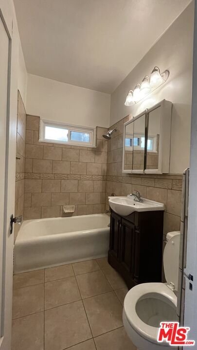 Building Photo - 444 N Sycamore Ave