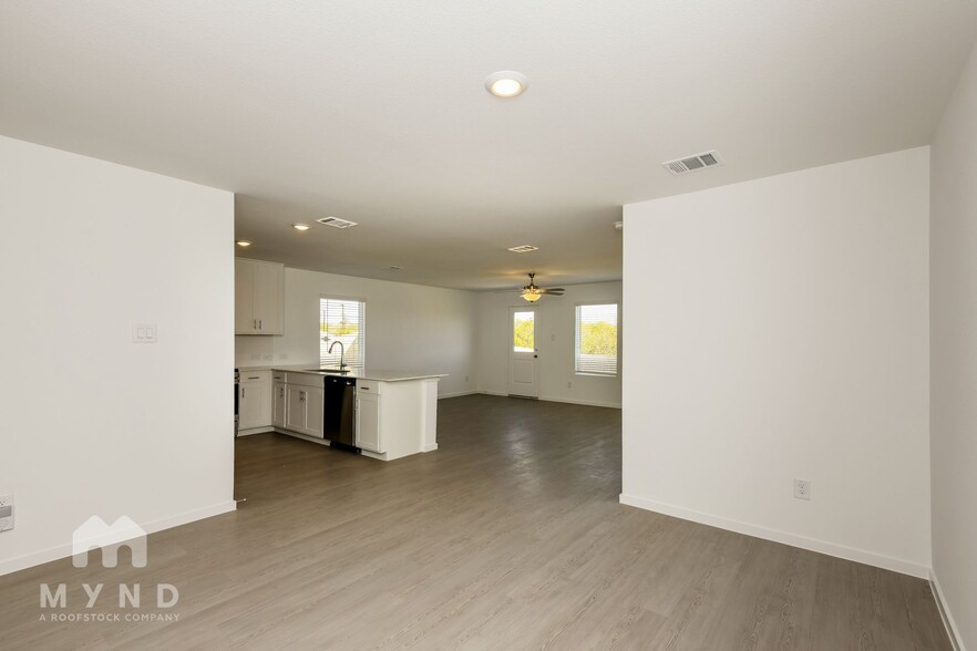 Building Photo - 2717 Ctr Crk Ln