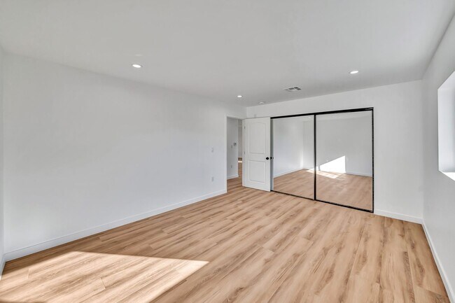 Building Photo - 11845 Hamlin St