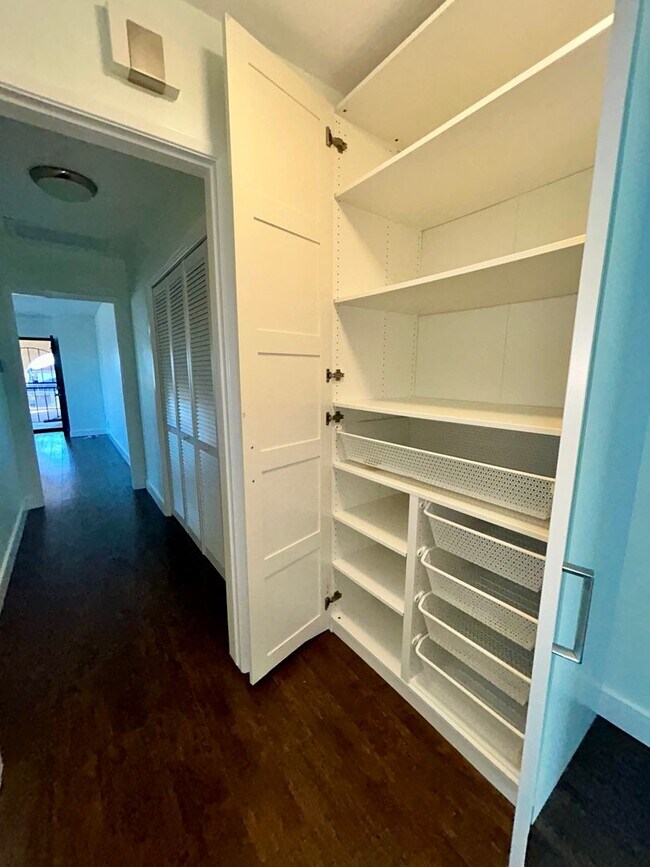 Building Photo - 1028w