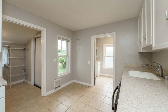 Building Photo - 2 Bedroom 1 Bath SIngle Family Home With L...