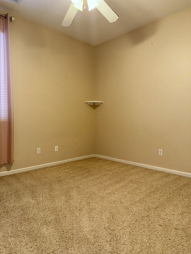 Building Photo - Polished and Chic 4/2 Available NOW!!