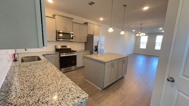 Building Photo - Stunning 2 Bed 2.5 Bath Townhome!