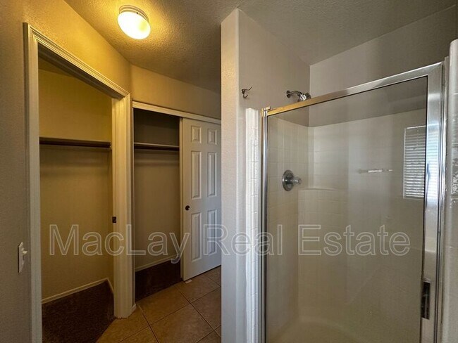 Building Photo - 971 S Meadows Dr
