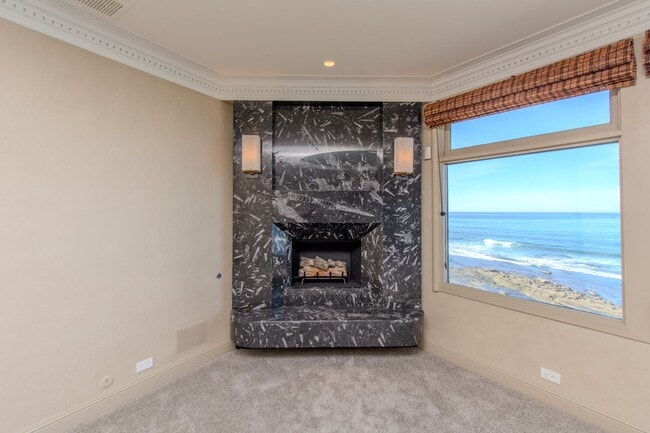 Building Photo - Extraordinary 5-Bed / 5-Bath Oceanfront Pr...