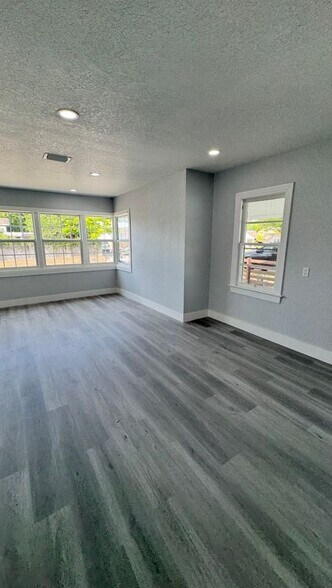 Building Photo - 803 E Cayuga St
