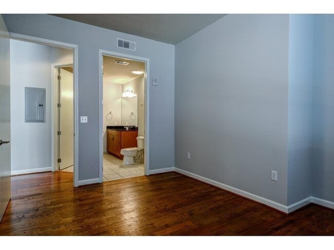 Building Photo - 711 Cosmopolitan Dr NE