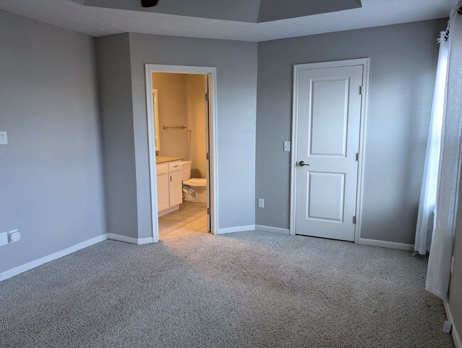 Building Photo - AVAILABLE NOW! Luxurious and Modern 3-4 Be...