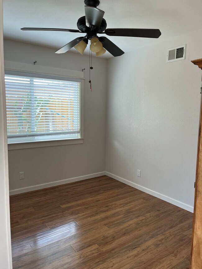 Building Photo - B512