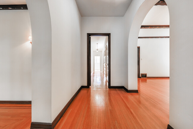 Building Photo - 139 N Orange Dr