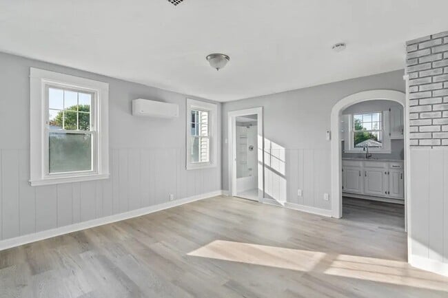 Building Photo - Sunny & Bright Updated 2 BA / 1 Ba Home in Dartmouth