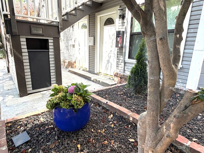 Building Photo - Beautifully Renovated Midtown Sacramento Apartment with Private Backyard Patio!