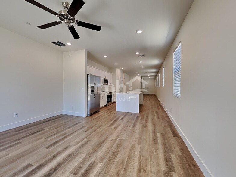 Building Photo - 525 Silverbell Falls Pl