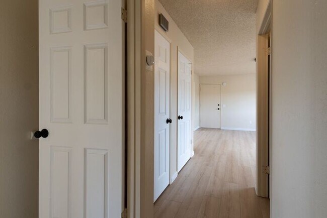 Building Photo - Newly Remodeled 2 bedroom 1 bathroom Seaside Apartment!