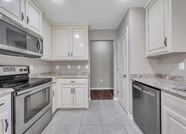 Building Photo - 129 Fairway Dr