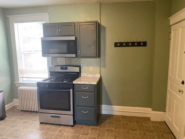 Building Photo - 624 E King St