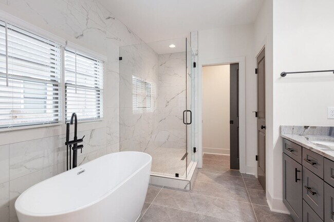 Building Photo - Conveniently Located 4bd/3ba Home Minutes From ATLBeltLine w/ Private Backyard!