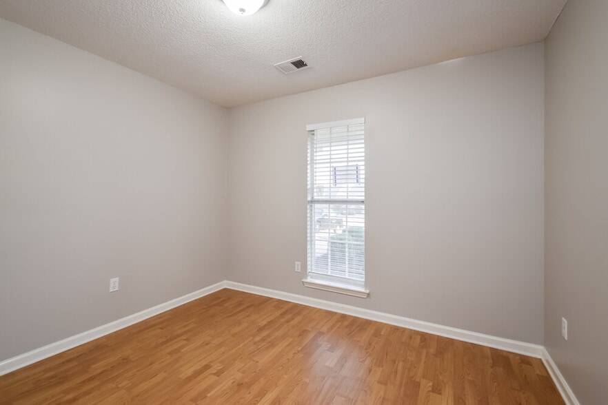 Building Photo - 10712 Oak Cir N