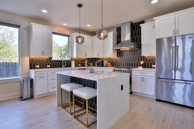 Building Photo - 2203 Thornton Rd