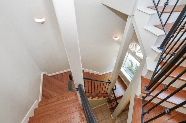 Building Photo - 1148 W 25th St