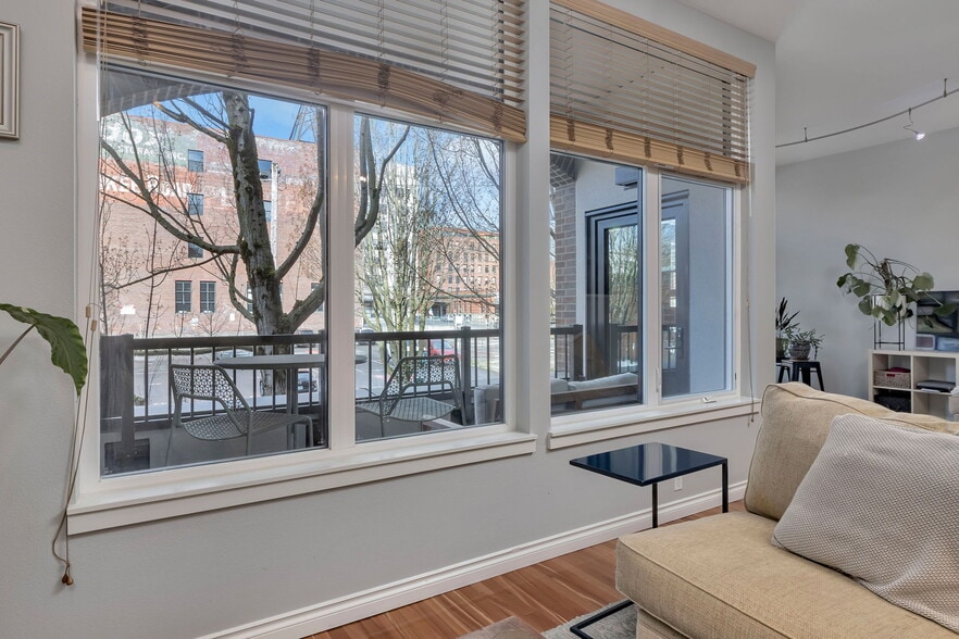 Building Photo - 618 NW 12th Ave