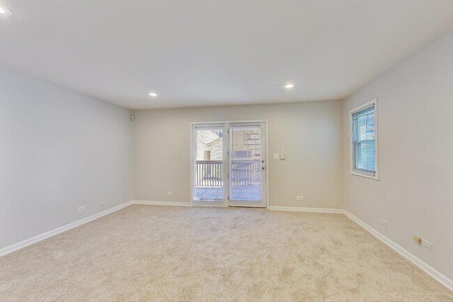 Building Photo - 837 N Marshfield Ave
