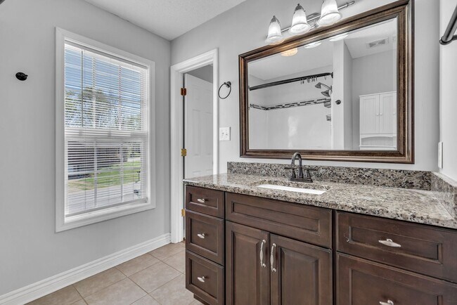 Building Photo - 3 Bedroom 2.5 Bathroom Home!