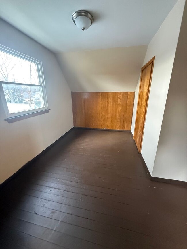 Building Photo - 4bd Single Euclid Water/Sewer Included Section 8