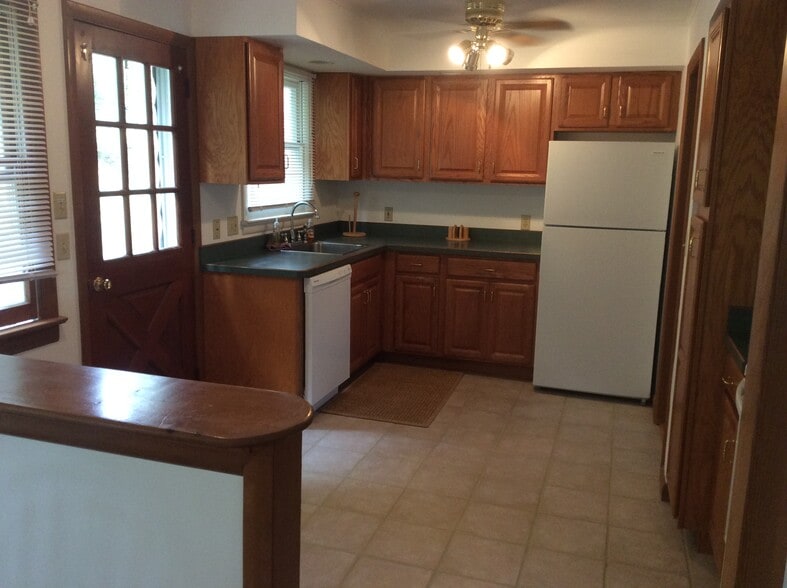 Building Photo - 126 W Shore Dr