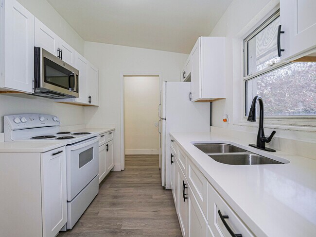 Building Photo - 734 5th Pl SW