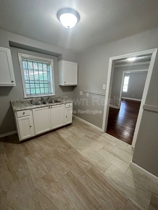 Building Photo - 1070 E Walthal Cir