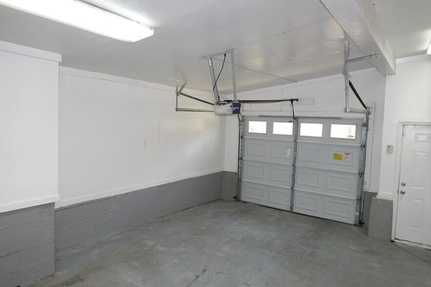 Garage interior - 116 Woodland Ct