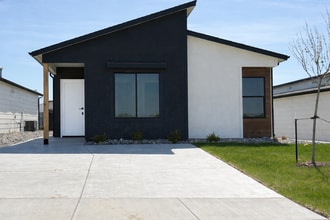 Building Photo - Beautiful Five Bedroom, Two Bathroom